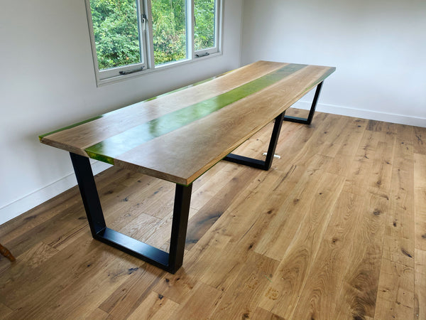 Eikenhouten Tafel met Groene Epoxy